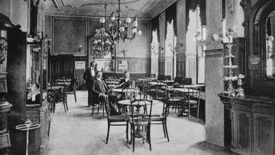 Historický interiér pasáže Lucerna s nábytkem a lustry.