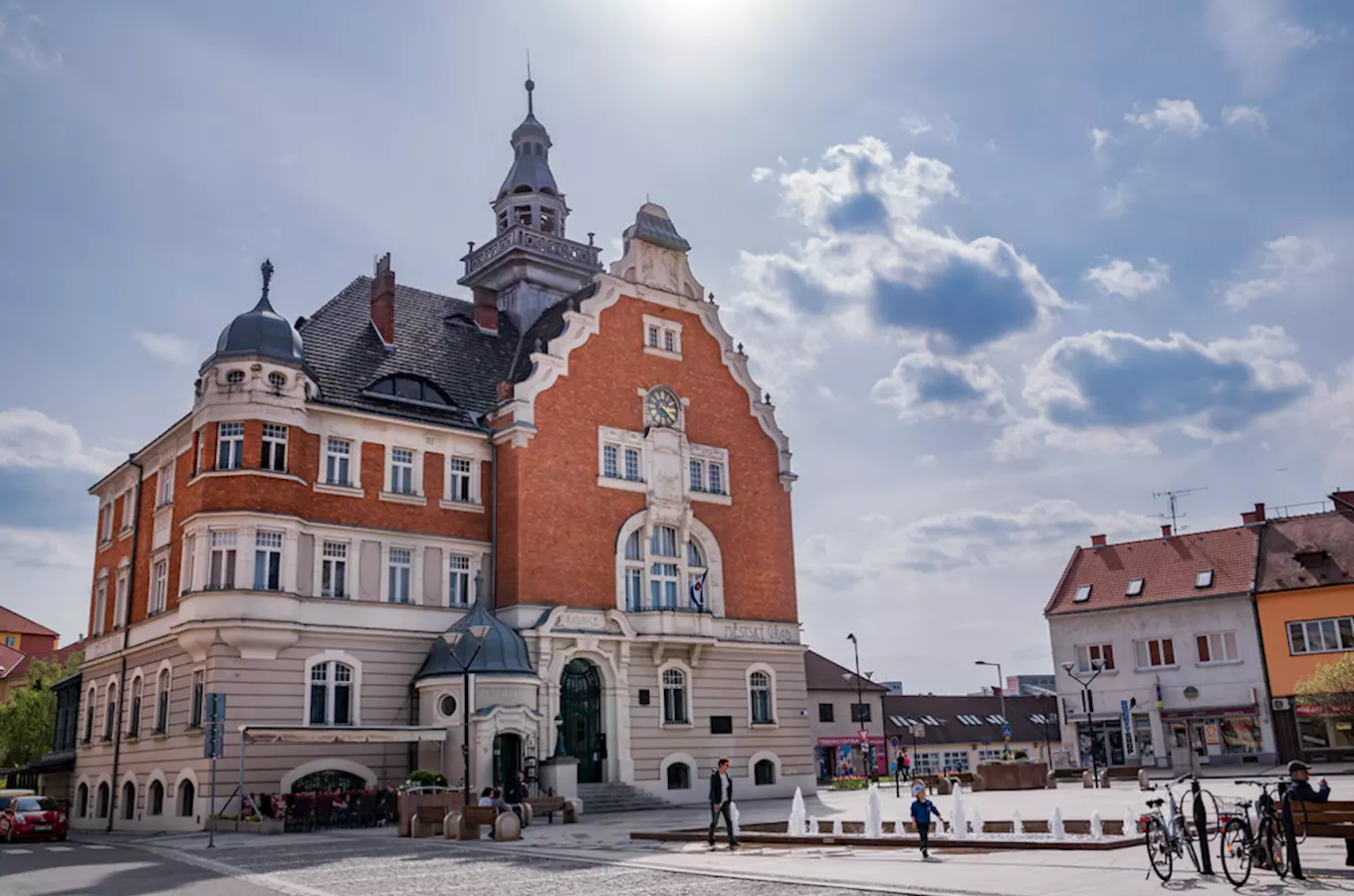 Historické radnice v Hodoníně na náměstí za slunečného dne.