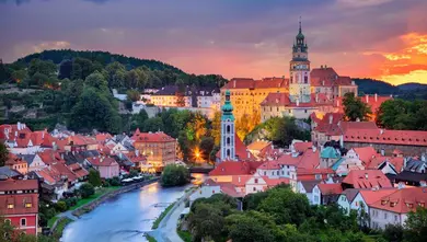 Pohled na hrad a zamek v Ceskem Krumlovi u reci Vltavy.
