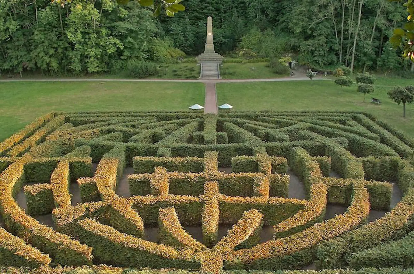 Labyrint z živých plotů vedoucí k pomníku v Brandýse nad Orlicí.