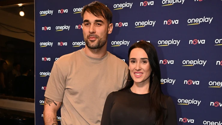 Adam Vacula s partnerem na společné fotografii.