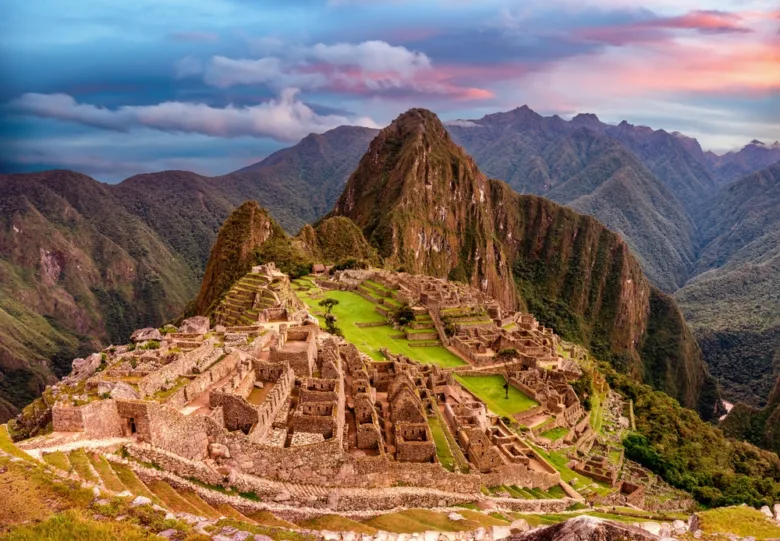 Starověké město Machu Picchu v Andách s horami na pozadí.