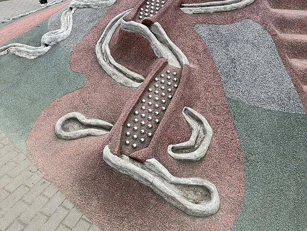 Venkovní hřiště s kuličkovou dráhou pro děti.