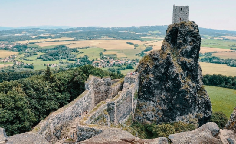 Zámek na skále s výhledem do libereckého kraje