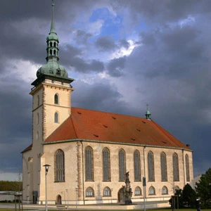 Kostel svatého Václava v Lounách s vysokou věží.
