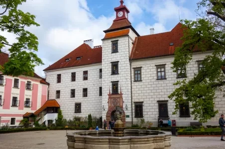 Historické náměstí s fontánou a budovou v Třeboni.
