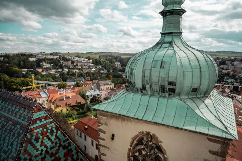 Zelená kupole kostela s výhledem na město Jihlavu.