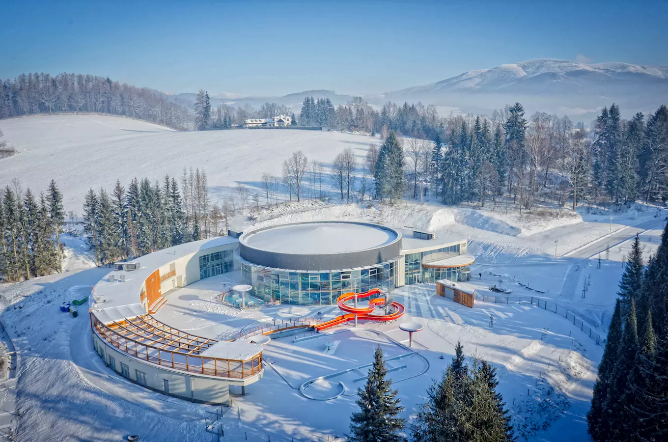 Modern lázeňský komplex v Velkých Losinách zasněžená krajina