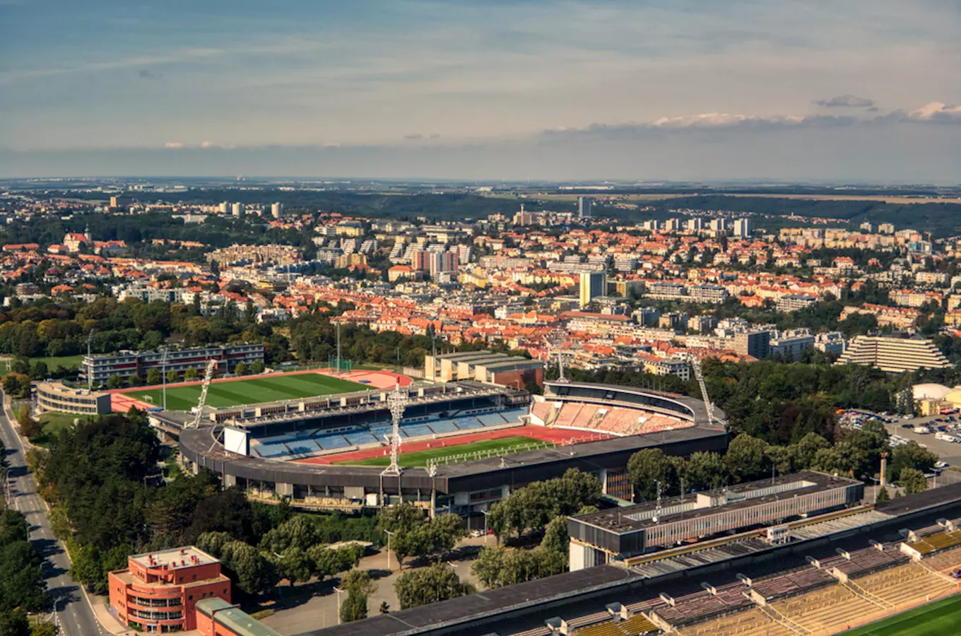 Strahovský stadion v Praze z výšky s okolní městskou krajinou.