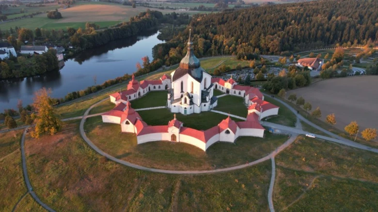 Kostel sv. Jana Křtitele v Brozově od Santiního s okolní zdi.
