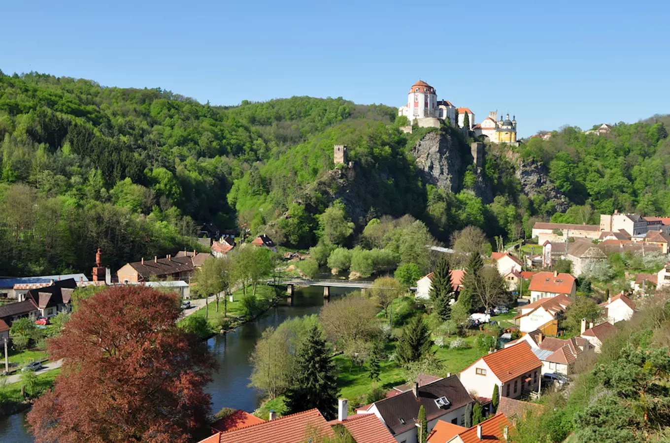 Zámek ve Vranově n. D., řeka, vesnice a hradisko na skále.