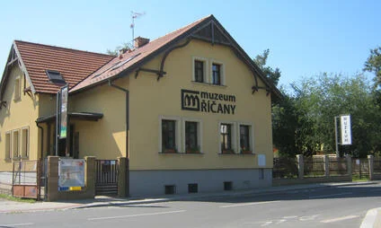 Žlutá budova muzea v Říčanách u Prahy.
