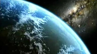 Země z vesmíru s galaxií na pozadí