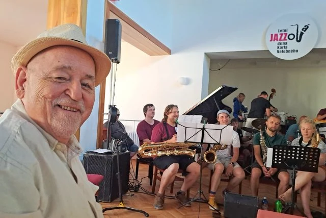Skupina hudebníků hraje jazz v interiéru.