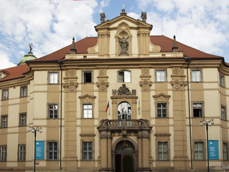 Fasáda kláštera Klementinum v Praze s vstupem.