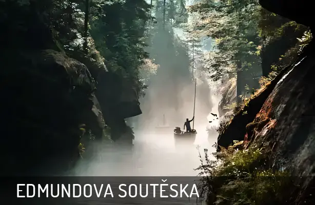 Lodí plující soutěskou v Edmundově soutěsce mezi skalami.