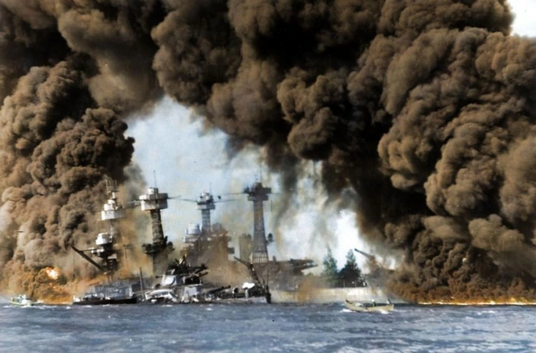 Palubní lodě v plamenech při útoku na Pearl Harbor