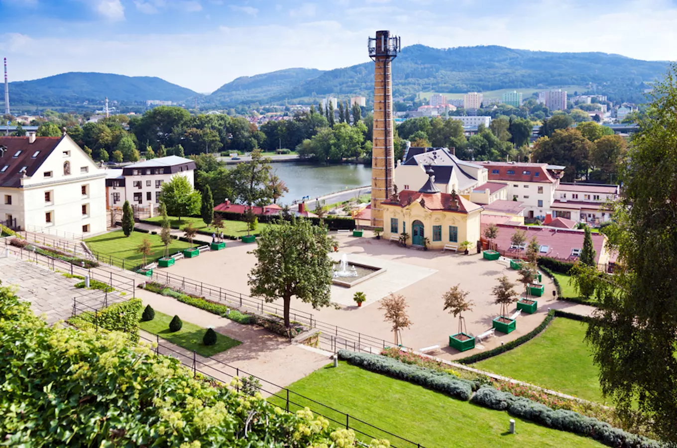 Historický pivovarský komplex v Děčíně s věží a zahradou.