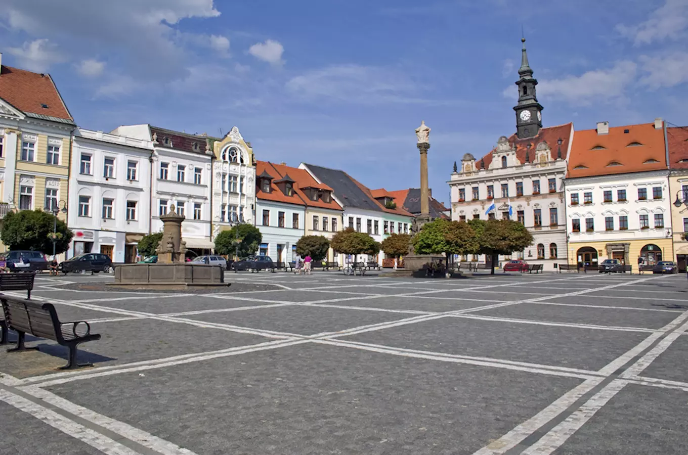 Náměstí v České Lípě s historickými domy a fontánou.