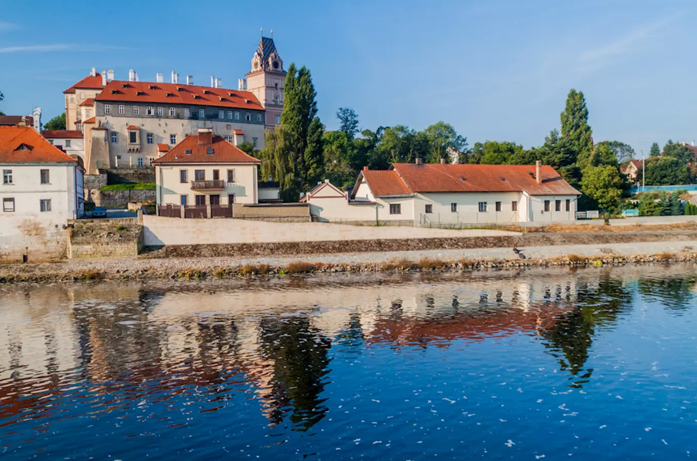 Historické domy u řeky v Brandýse nad Labem