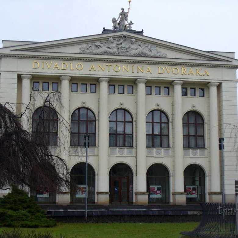 Divadlo Antonína Dvořáka v Ostravě s sochami na štítu.