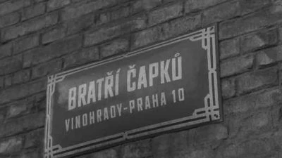 Značka ulice Bratří Čapků na zdi v Praze.
