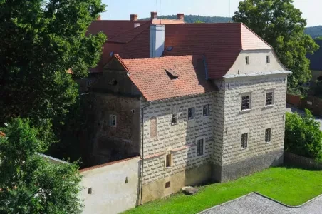 Starý kamenný dům s červenou střechou v plzeňském kraji