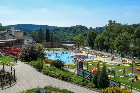 Venkovní bazénová komplex s tobogány a slunečníky v Luhacovicích