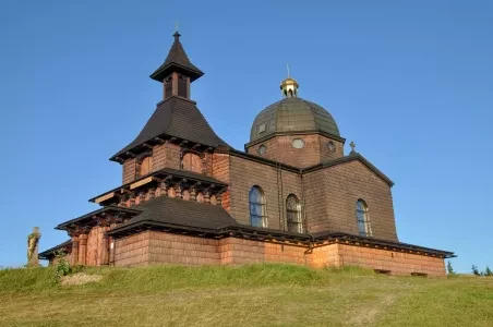 Dřevěný kostel na kopci v Rožnově pod Radhoštěm.