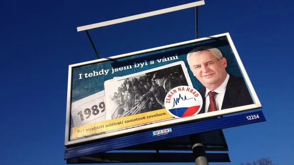 Reklama na Miloše Zemana s historickými obrázky z roku 1989.
