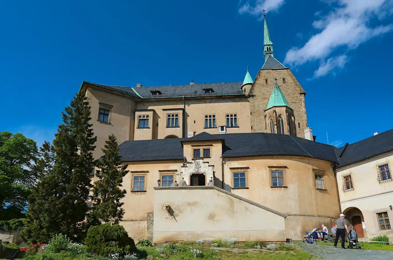 Exteriér hradu Šternberk v Českém ráji na slunečný den.