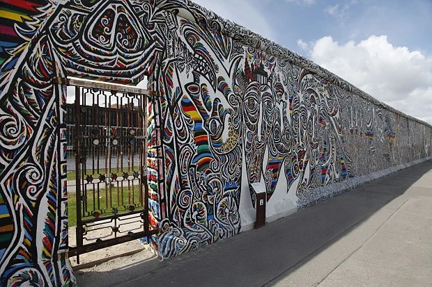 Zdi berlínské zdi s grafity na východní straně galerie.