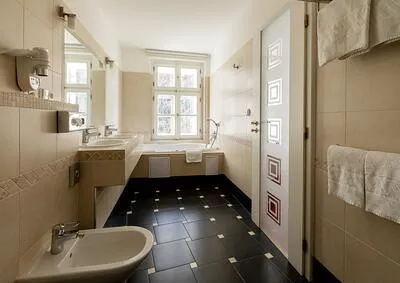 Modern koupelna s vanou v Praze pro wellness služby