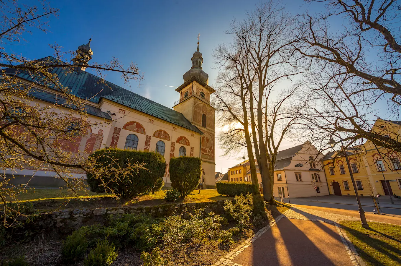 Historický kostel na náměstí v Novém Městě na Moravě
