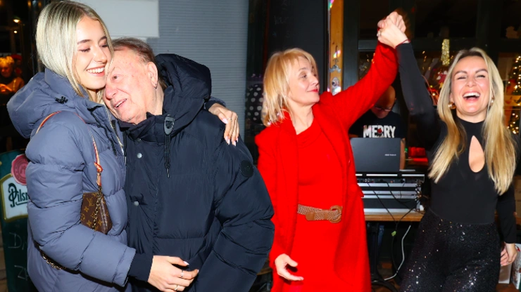 Karel Vágner tančí s dcerou na oslavě v rodinném kruhu.