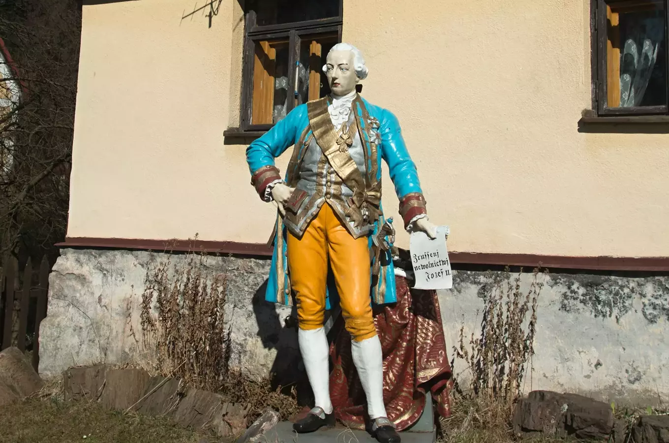 Socha císaře Josefa II s nápisem o zrušení poddanství.