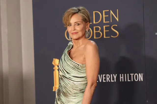 Sharon Stone na červeném koberci v zlatých globech.
