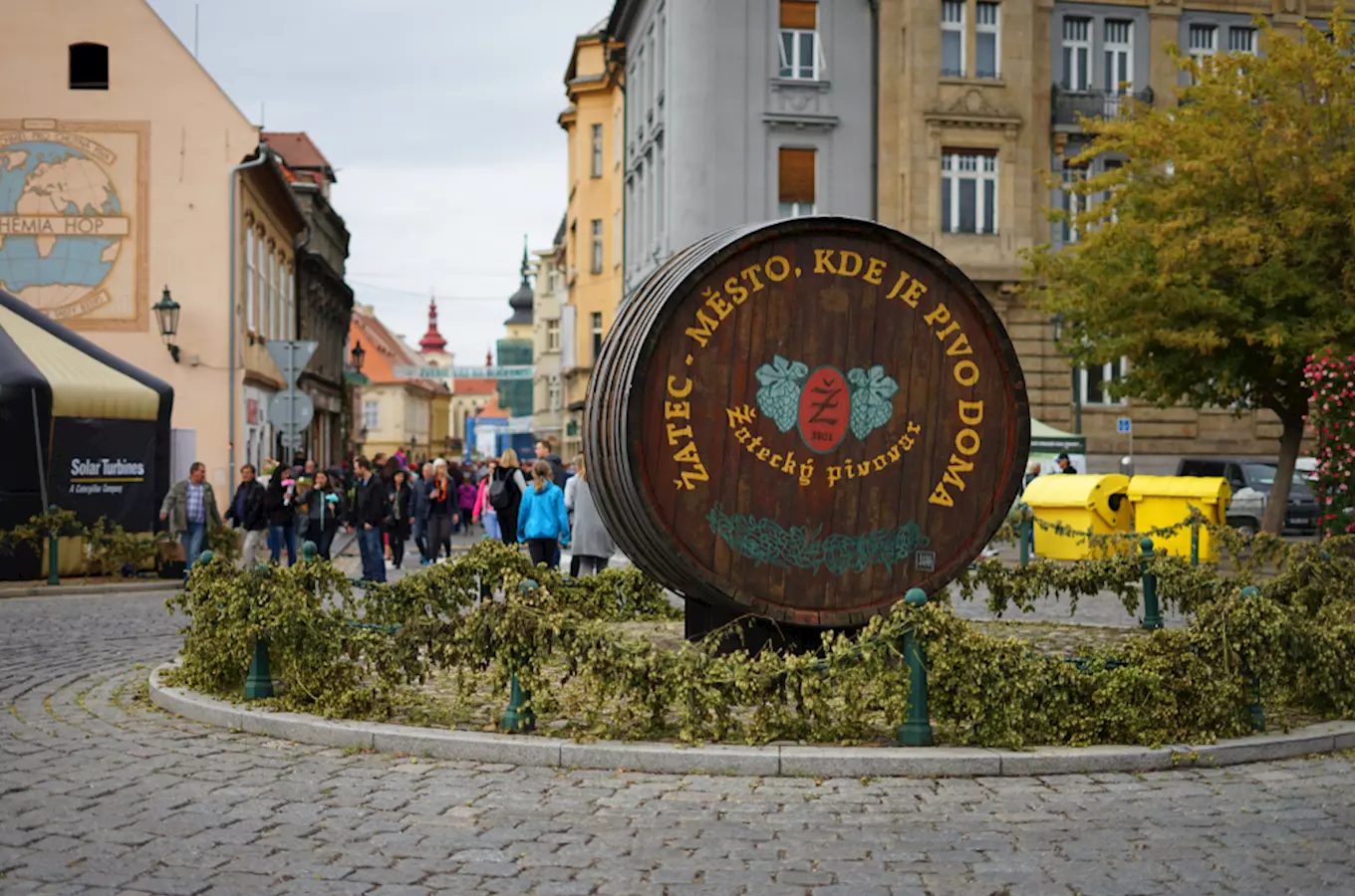 Velká dřevěná sudek v Žatci na náměstí.