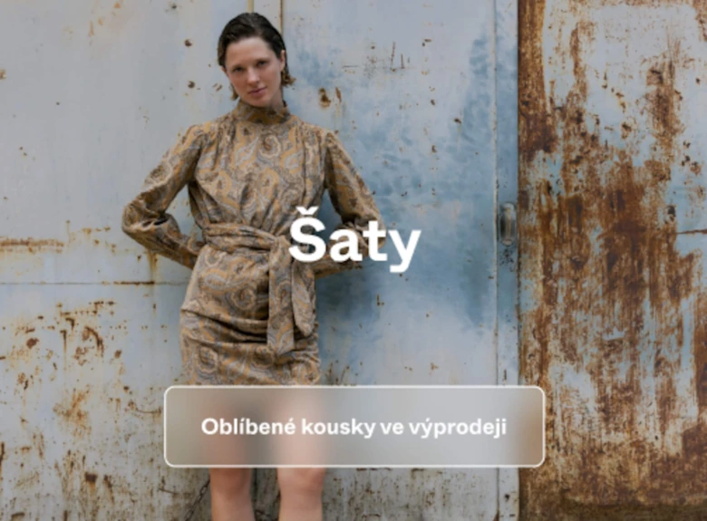 Žena v košilovém šatu stojí u zdi s nápisem Šaty.