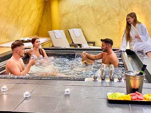 Lidé se relaxují v horké vaně ve wellness centru.