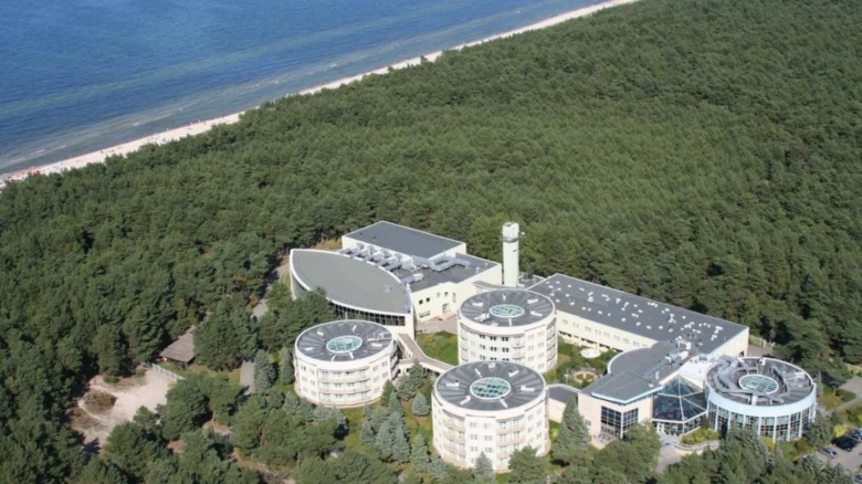 Pohled na rekreační komplex u pobřeží Baltského moře v Polsku.