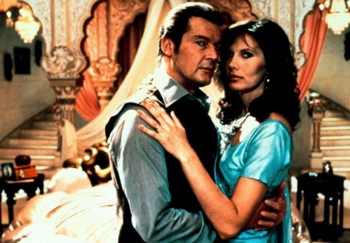 James Bond objímá ženu v luxusním interiéru z filmu.