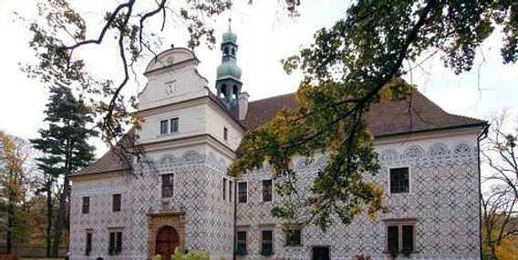 Historické zámek v okolí Rychnova nad Kněžnou s okolní přírodou.