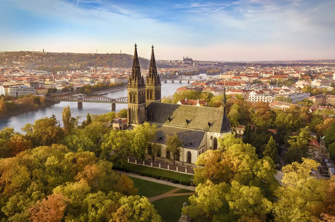 Kostel sv. Petra a Pavla na Vyšehradě s řekou Vltavou.