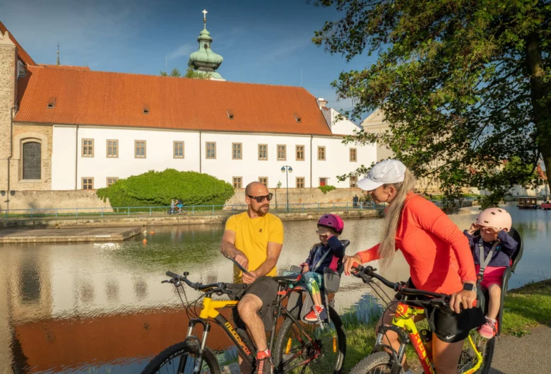 Rodina na kolech u řeky v Českých Budějovicích.