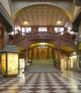 Vnitřní pohled na hlavní sál pasáže Lucerna v Praze.
