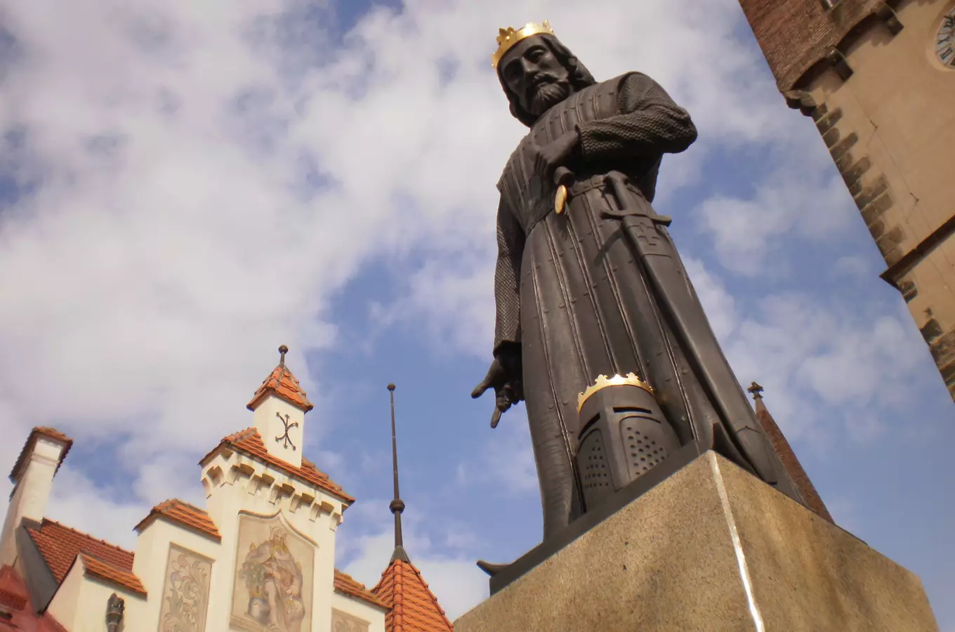 Socha Přemysla Otakara II v Praze pod modrou oblohou.