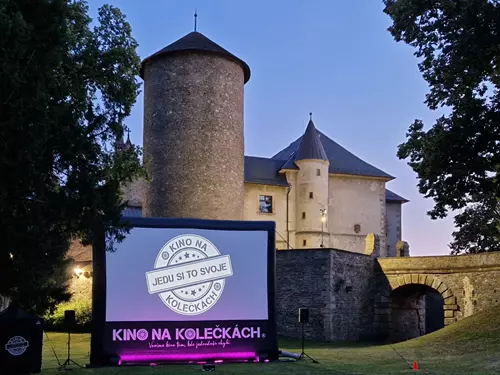 Venkovní kino před historickou věží v Olomoucku.