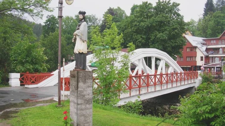 Socha historické postavy u bílého mostu ve Špindlerově Mlýně.