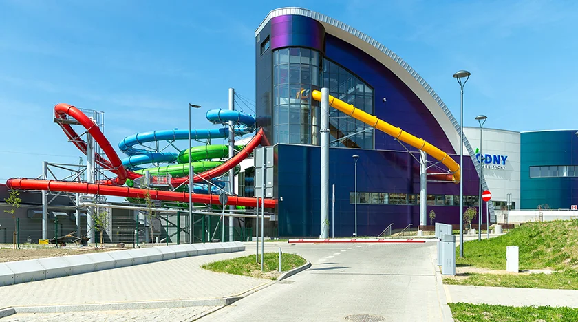 Moderní aquapark s barevnými skluzavkami v Polsku.